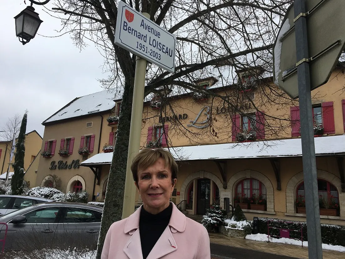 Dominique Loiseau devant la plaque de l'avenue Bernard Loiseau, ce lundi à Saulieu 